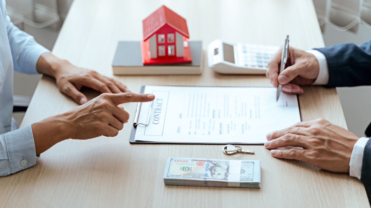 Đọc kỹ hợp đồng trước khi k&yacute;